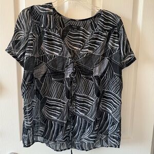 Identify Black and White Geometric Print Women's Blouse Size Large